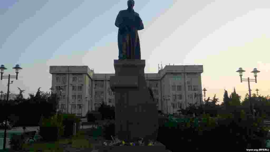 В Севастополе возложили цветы к памятнику Тарасу Шевченко, 24 августа 2021 года