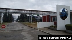 Ulaz u nekadašnju fabriku Aluminij Mostar, čiji dio prostora sada iznajmljuje Aluminij Industries, članica izraelsko-kineskog konzorcija Abraham Group, Mostar, Bosna i Hercegovina