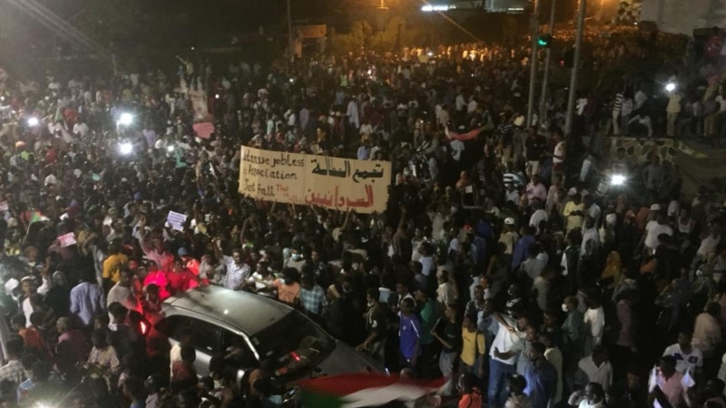 Медиа: Суданда хәрбиләр 30 ел хакимияттә булган президентны бәреп төшерде