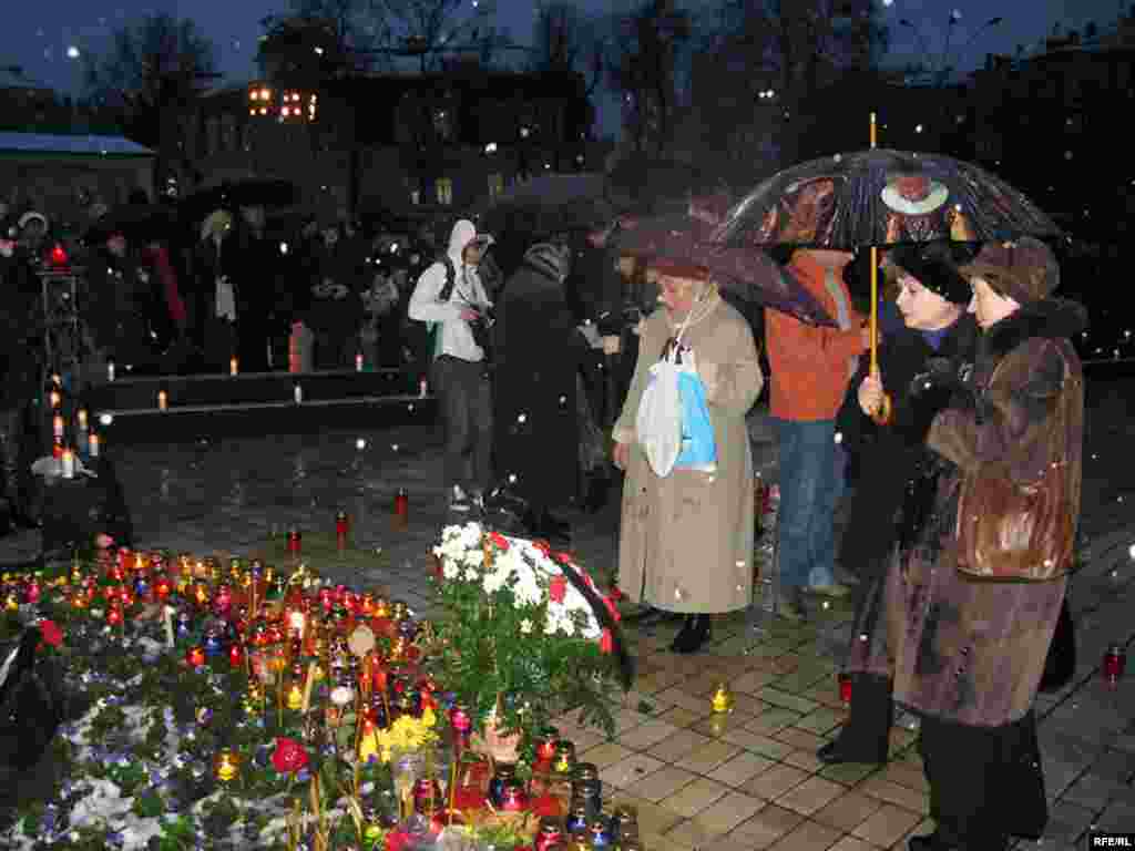Люди, які прийшли вшанувати пам'ять жертв Голодомору до Пам'ятного знака «Жертвам Голодомору 1932-1933 років» біля Михайлівського Золотоверхого собору у Києві