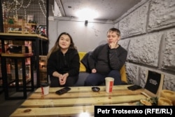 Журналистка Айжана Шайкенова и правозащитник Александр Данчев. Петропавловск, 19 декабря 2020 года.
