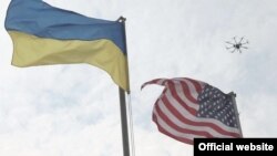 Государственные флаги Украины и США. Иллюстративное фото.