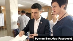 Депутат Госдумы России от Крыма Руслан Бальбек на избирательном участке