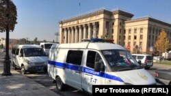 "Астана" алаңында тұрған полиция газельдері. Алматы, 26 қазан 2019 жыл. 
