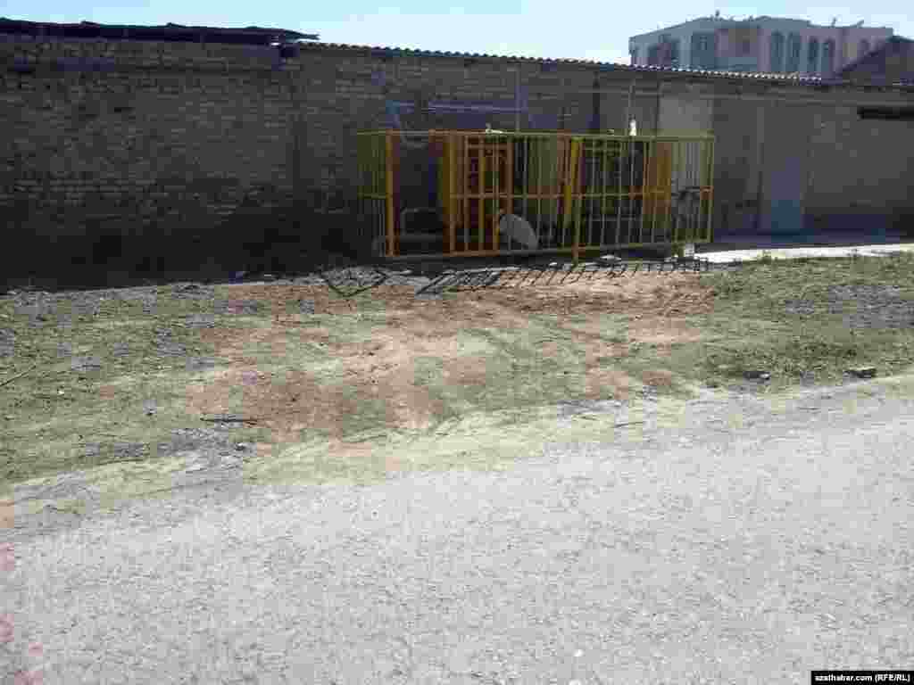 Gaz liniýalaryna gözegçilik edip oturan bir ussa