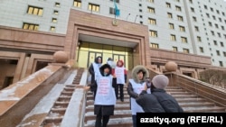 Әскерде қаза тапқан я мүгедек болып қалған сарбаздардың туыстары биліктен армияны реформалауды талап етіп, үкімет үйінің алдына келіп тұр. Астана, 10 қараша, 2025 жыл.