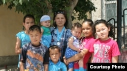 Жительница Кызылорды Назира Сабралиева с детьми.