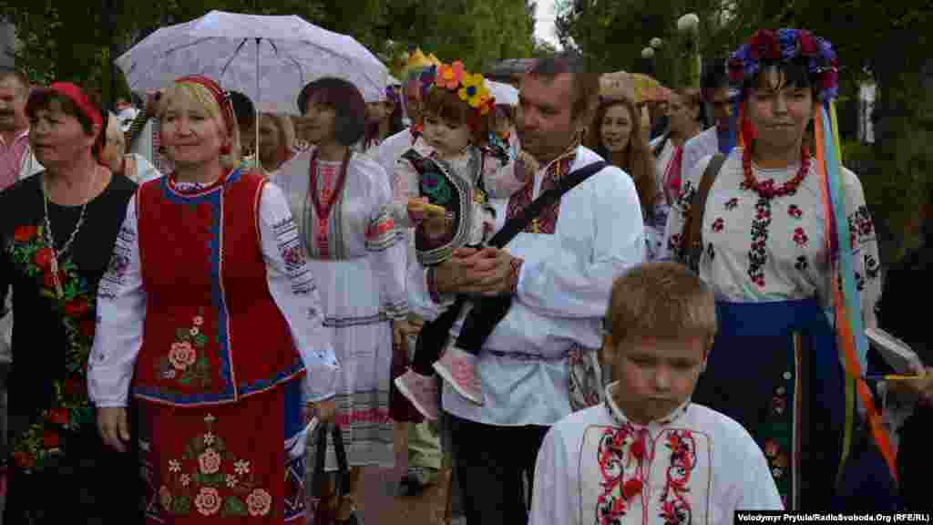 Біля пам'ятника Тарасу Шевченку тодішнім керівникам міста вручили хліб і сіль 