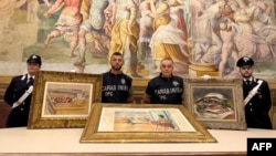 Ofițerii diviziei de artă a Carabinierilor din Parma arată operele de artă recuperate, semnate de Paul Cézanne (stânga), Pierre-Auguste Renoir (dreapta) și Henri Matisse.