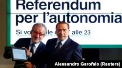 Лидер партии «Вперед, Италия» Сильвио Берлускони и президент Ломбардии Роберто Марони во время пресс-конференции, посвященной референдумам в Ломбардии. Милан, 18 октября 2017 года