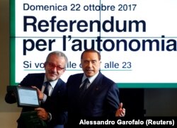 Сільвіо Берлусконі (праворуч) та Роберто Мароні (ліворуч) під час прес-конференції про референдуми щодо автономії Ломбардії. Мілан, 18 жовтня 2017 року