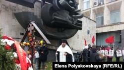 Панихида, отслуженная во время мемориальной акции у телецентра "Останкино" (фото Елены Поляковской)