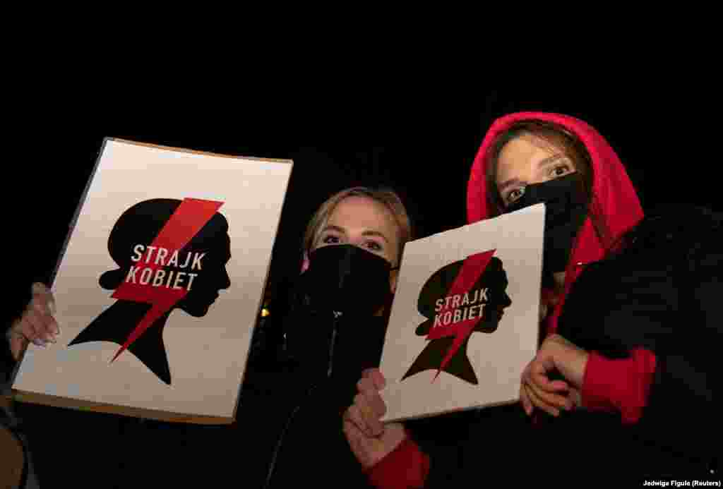 Жінки з плакатами під час протесту в Гданську, 28 жовтня 2020 року