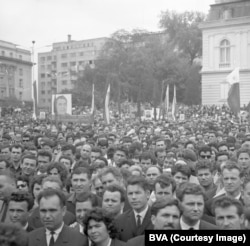 Тълпи в София слушат реч на Леонид Брежнев по време на посещението на съветския лидер в България през 1967 г.