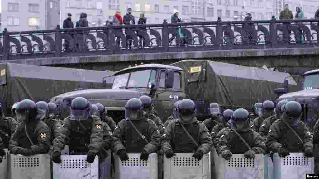 Russia -- Riot police stand guard during a rally on Bolotnaya square to protest against violations at the parliamentary elections in Moscow, 10Dec2011