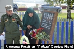 Джамшет Давлятов с матерью у мемориала в селе Верхнелачентау Бирского района