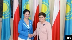 Beata Szydlo (sağ) Varşava, 9 iyun 2016