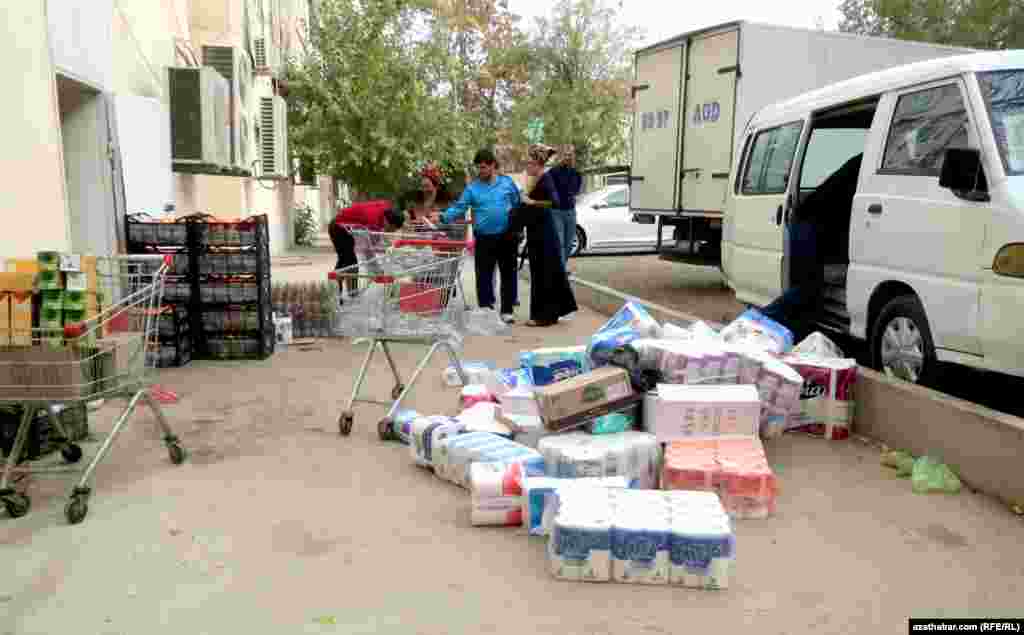 Внутренний двор продовольственного магазина 