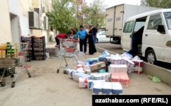 Loading up on supplies outside a state grocery store in Ashgabat. (file photo)