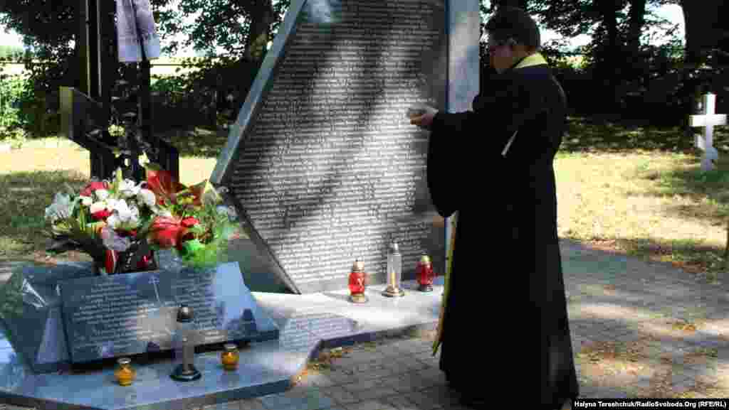 Не відкритий офіційно меморіал вбитим українцям у Сагрині