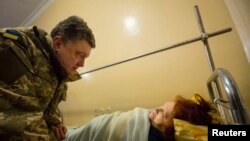 Президент Порошенко спілкується з пораненої жінкою у Краматорську, 11 лютого 2015 року