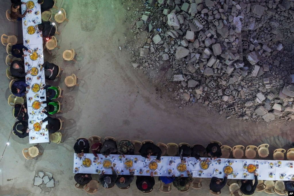 Banorë të mbledhur për iftarin e organizuar nga Fondacioni Turk Humanitar Relief (IHH), në ditën e parë të muajit të Ramazanit në lagjen Jobar, e cila u shkatërrua nga lufta siriane, në Damask, Siri, të shtunën, më 1 mars 2025.