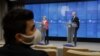 Урсула фон дер Ляйєн та Шарль Мішель (на задньому плані) презентують рішення Європейської Ради та Єврокомісії, 17 березня 2020 року