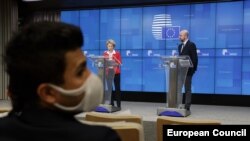 Ursula von der Leyen și Charles Michel, făcând declarații după videoconferința cu liderii UE