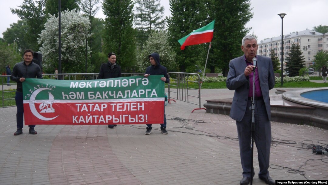 Вахит Имамов митингта чыгыш ясый, архив фотосы