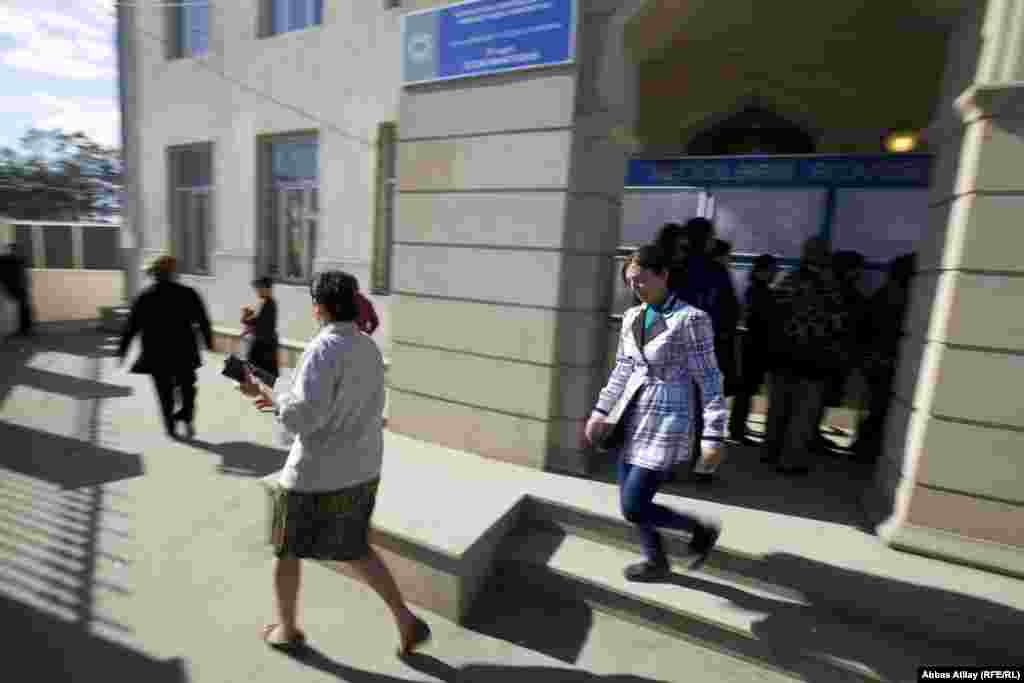 10 saylı Binəqədi III seçki dairəsinin 8 saylı seçki məntəqəsindən çıxan Ağ pencəkli bu qadın dərhal 7 saylı məntəqəyə yollanır.