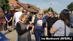 Vjerica Radeta, prva s leva, u selu Hrtkovci sa protesta koji su radikali organizovali 6. maja 2018. Upravo za proterivanje Hrvata iz ovog mesta u Vojvodini lider radikala Vojislav Šešelj osuđen je u Hagu na deset godina zatvora. 