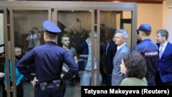 Geçen ýylyň noýabrynda Russiýanyň harby güýçleri tarapyndan tussag edilen ukrain deňizçileri 16-njy awgustda geçirilen sud diňlenişigine gatnaşýarlar.