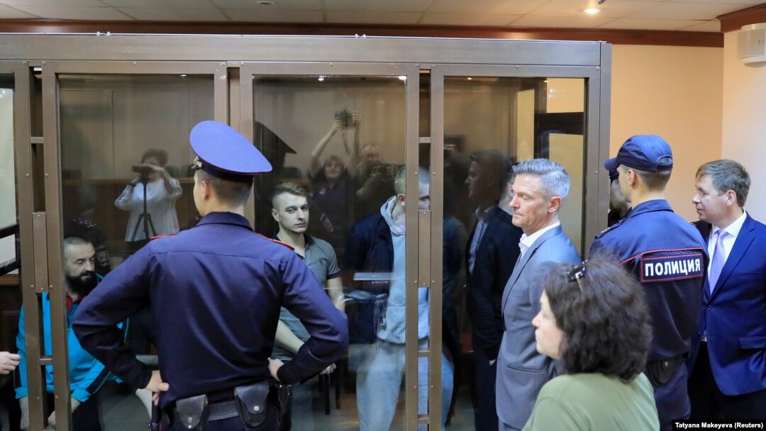 Орусиялык аскерлер кармаган украиналык моряктардын соту. 16-август, 2019-жыл. 