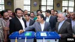 Махмуд Ахмадзінэжад галасуе, 14 чэрвеня 2013 году