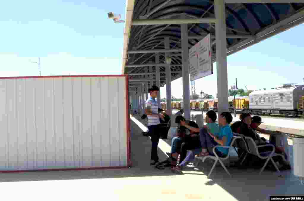 Bu rekonstruksiýa işleri sebäpli wokzalyň esasy binasyna hem zeper ýetip, onuň ýolagçylaryň otla garaşmak üçin niýetlenen perronynyň hem esasy bölegi ýumruldy.