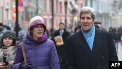 Secretarul de stat John Kerry cu Celeste Wallander la Moscova