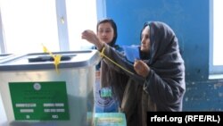 یک خانم کهنسال که در یکی از مراکز رای دهی در ولایت بلخ رای می دهد