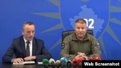 Drejtori i Policisë së Kosovës, Gazmend Hoxha (djathtas) dhe kryeprokurori i Prokurorisë Themelore në Ferizaj, Burim Çekini