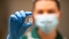 Egy nővér a Pfizer-BioNTech vakcinájával Coventryben, az Egyetemi Kórházban, a brit történelem legnagyobb immunizációs programjának első napján 2020. december 8-án Nagy-Britanniában