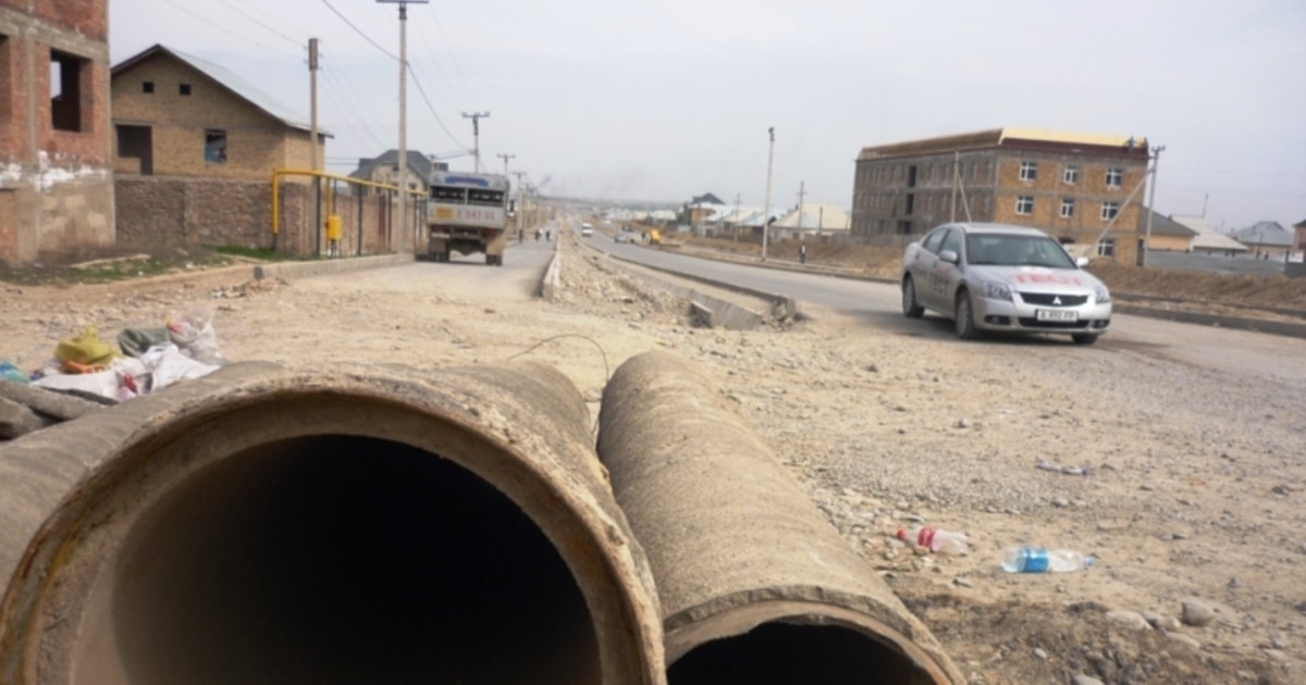 Фотосуретте әйелдің аяғын жайып жатқанын көруге болады.