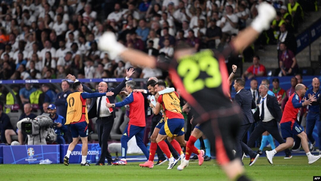 Jucătorii spanioli sărbătoresc după ce au câștigat finala Campionatului European 2024. 