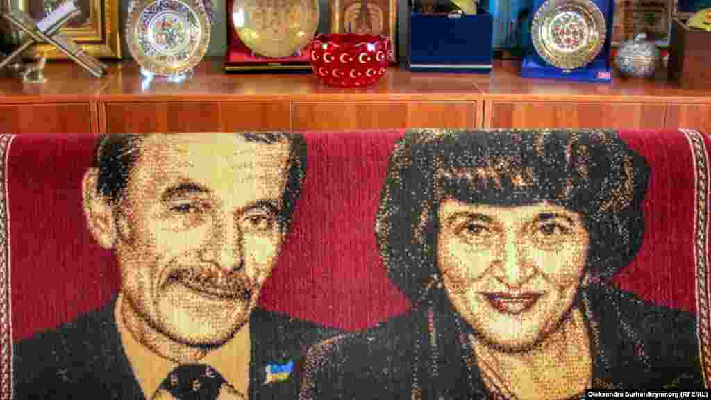 На ковре вытканы портреты Мустафы и Сафинар Джемилевых