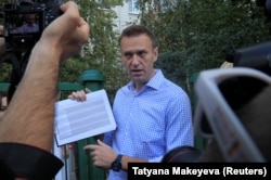 ناوالنی در حال گفت‌وگو با خبرنگاران در بیرون یک شعبه رأی‌گیری در مسکو، در روز انتخابات روسیه در سپتامبر ۲۰۱۹