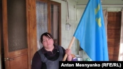 Эмине попросила сфотографировать ее с крымскотатарским флагом