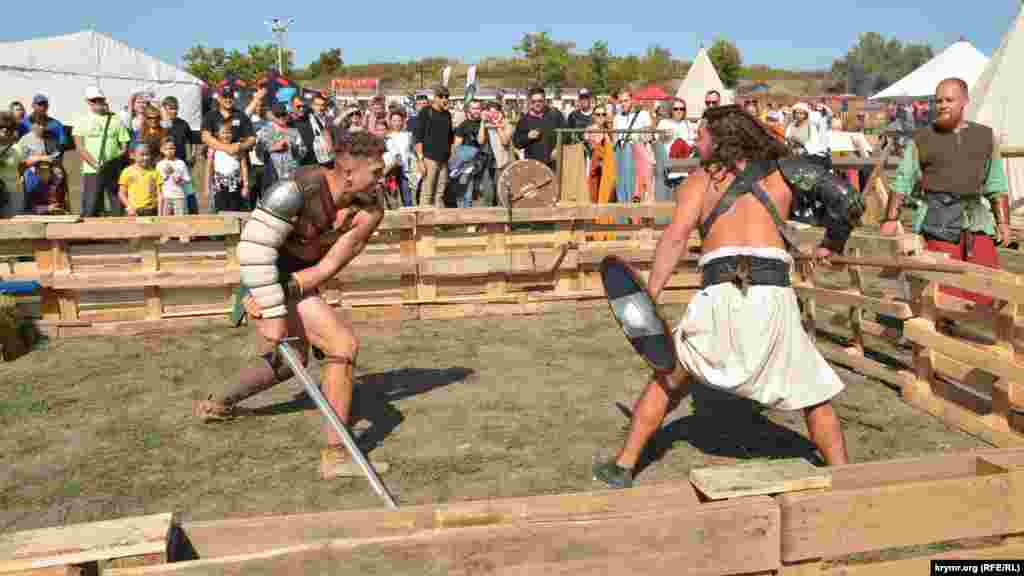 Каскадеры в костюмах античных гладиаторов показали бесплатный бой с условными ранениями холодным оружием