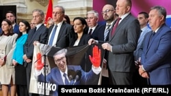 Poslanici Stranke slobode i pravde i Srbija centar na konferenciji za novinare u holu Skupštine sa slikom predsednika Srbije Aleksandra Vučića uz poruku "niko nije kriv", 27. novembar 2024.