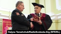 Вахтанг Капанадзе отримує диплом почесного доктора Національної академії сухопутніх військ. Львів, 4 жовтня 2016 року