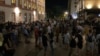 Okupljeni građani na antivladinom protestu ispred Filozofskog fakulteta u Beogradu, 22.8.2025. 