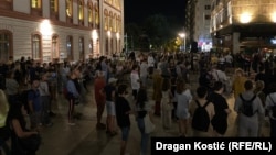 Okupljeni građani na antivladinom protestu ispred Filozofskog fakulteta u Beogradu, 22.8.2025. 