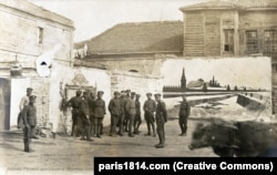 Cadets of the Alexander Military School in Gallipoli with a mural of the Moscow Kremlin in 1921